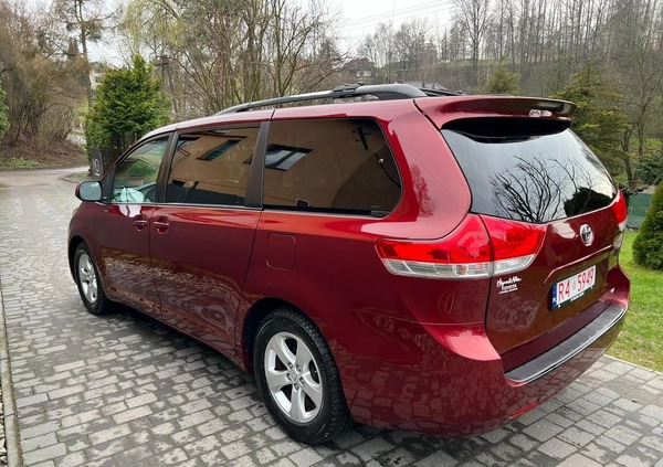 Toyota Sienna cena 62000 przebieg: 160000, rok produkcji 2013 z Oleśnica małe 67